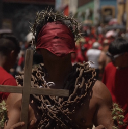 Penitentes desfilam com correntes e espinhos em ritual centenário da Semana Santa no México 