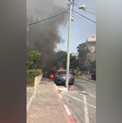 Carro em chamas após ataque iraniano em Ramat Gan