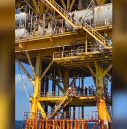 Migrantes resgatados após ficarem retidos em plataforma petrolífera abandonada no Mar Mediterrâneo