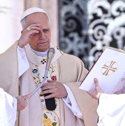 Na primeira missa de Páscoa como pontífice, Papa apela à esperança, mesmo perante 'a violência da guerra'