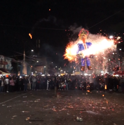 Bonecos de figuras políticas queimados em ritual de Sábado Santo no México