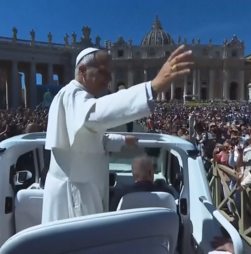 Papa Leão XIV celebra Páscoa no Vaticano perante milhares de fiéis na Praça de São Pedro 