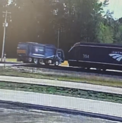 Imagens mostram momento em que comboio colide com camião do lixo numa passagem de nível nos EUA 
