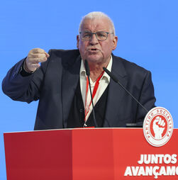 Quem é o socialista que perguntou a Sócrates de onde lhe vinha o dinheiro