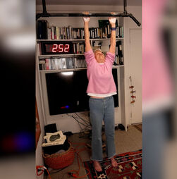 Mulher de 90 anos bate recorde de força e resistência 