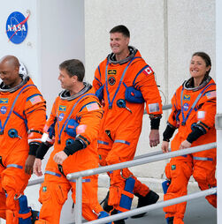 Para que servem os fatos laranja 'abóbora' dos astronautas da Artemis II e como podem salvar vidas?