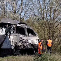 Imagens mostram aparato no local onde TGV colidiu contra camião de transporte de veículos militares em França 