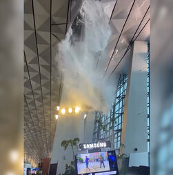 Teto de aeroporto na Indonésia desaba após chuvas intensas