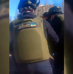 As imagens das operações de socorro depois do ataque com um drone russo a um autocarro na Ucrânia