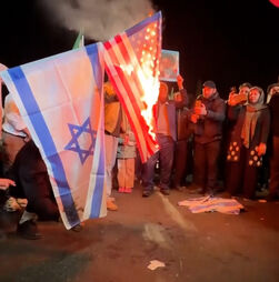 Bandeiras dos EUA e Israel queimadas em Teerão após anúncio de cessar-fogo