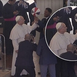 Harlem Globetrotters ensinam Papa a girar bola de basquetebol na ponta do dedo  