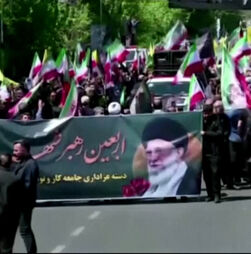 Iranianos assinalam 40 dias da morte de Ali Khamenei com marcha em Teerão   