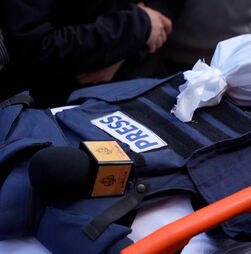 Palestinianos despedem-se de jornalista morto em ataque israelita a Gaza