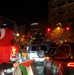 Centenas de viaturas em protesto em Istambul contra ações militares dos EUA e Israel