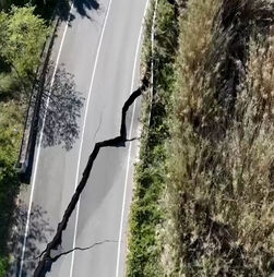 Imagens aéreas mostram deslizamento de terras que danificou autoestrada e atingiu zona residencial em Itália