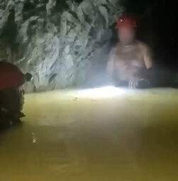 O momento em que mineiro é encontrado vivo após estar preso em mina inundada no México durante duas semanas
