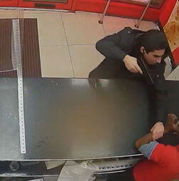 Jovem pega em arma falsa e ameaça funcionário de restaurante por causa de erro com molhos 