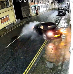 Carro de luxo despista-se, faz um pião e embate contra casa no Reino Unido 