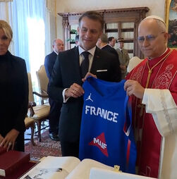 Macron reúne-se com Papa Leão XIV no Vaticano    