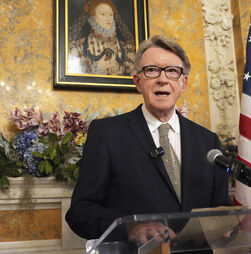 Peter Mandelson foi fotografado a urinar em público e agora arrisca multa de 300 libras 