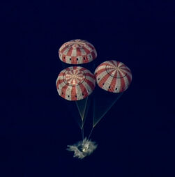 O momento em que astronautas da Artemis II regressam à Terra e cápsula amara no Pacífico