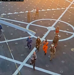 Astronautas da Artemis II mostram boa disposição a bordo de navio da Marinha dos EUA 