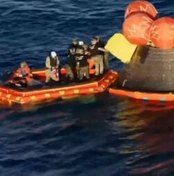 O momento em que os quatro astronautas da Artemis II são vistos pela primeira vez ao regressar à Terra 