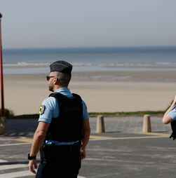 Autoridades britânicas detêm sudanês que conduzia barco envolvido em mortes de migrantes no Canal da Mancha