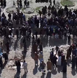 Homem enterra mulher e filhos mortos em bombardeamentos em Beirute