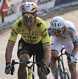 Wout van Aert conquista a Paris-Roubaix e impede Tadej Pogacar de fazer história