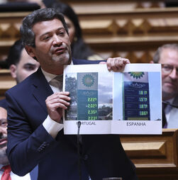 Ventura acusa Governo de atirar 'dinheiro fora' na saúde. Montenegro garante que projetos vão avançar