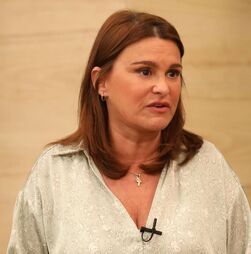 Que susto! Rita Salema quase atropela cadela perdida na estrada e ajuda-a a reencontrar a família