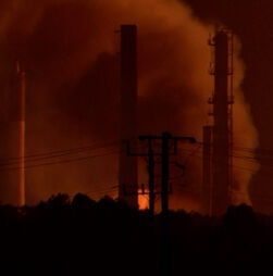 Incêndio deflagra em refinaria de petróleo na Austrália 