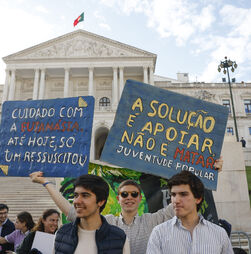 Tudo o que se sabe sobre o militante do PS que terá atirado um cocktail molotov contra a Marcha pela Vida