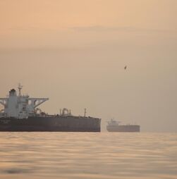 'Por favor, tirem-nos daqui': há 20 mil marinheiros retidos em Ormuz com pouca água e comida