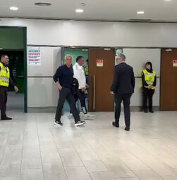 Mourinho responde a insultos no Hall VIP de Alvalade: 'O pessoal que estava aqui foi embora?'