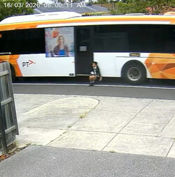 Menino de 12 anos fica preso na porta de autocarro e acaba arrastado no meio do trânsito na Austrália