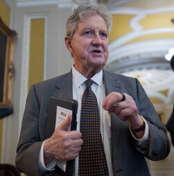 Senador republicano critica 'guerra santa' entre Trump e Papa Leão XIV