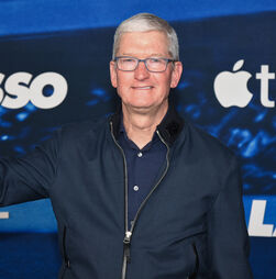 Tim Cook deixa cargo de CEO da Apple em setembro após 15 anos de liderança