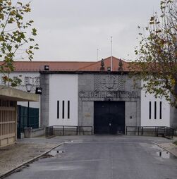 Maus-tratos nas prisões e restrições a protestos pacíficos persistem em Portugal