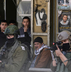 Soldados israelitas acusados de recorrer a violência sexual para expulsar palestinianos da Cisjordânia