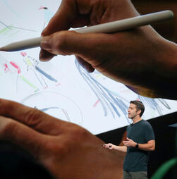 Quem é John Ternus, o novo CEO da Apple? 