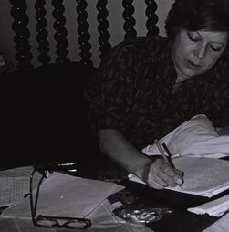 Câmara de Lisboa repudia vandalização de estátua de Natália Correia