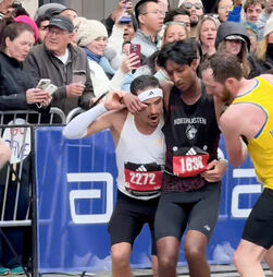 Cai exausto perto da meta na Maratona de Boston e outros atletas param para o ajudar