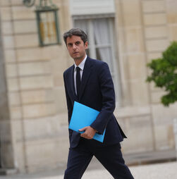 Ex-primeiro-ministro francês lança biografia: 'É um striptease' 