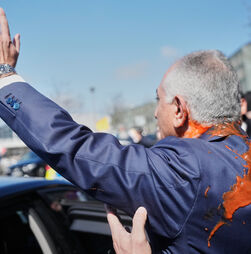 Reza Pahlavi atingido com líquido vermelho por manifestantes