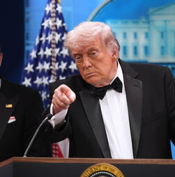 Donald Trump volta a 'fintar' a morte: as três tentativas de assassinato em dois anos