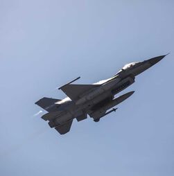 Ucrânia: Caças F-16 da Roménia ativados após aviso de passagem de drones