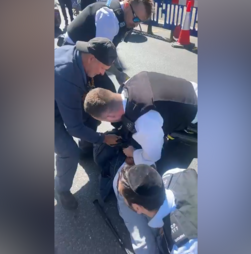O momento em que suspeito de esfaquear duas pessoas em Londres é detido