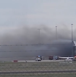Dois mortos e vários feridos após avião colidir com hangar de aeroporto na Austrália